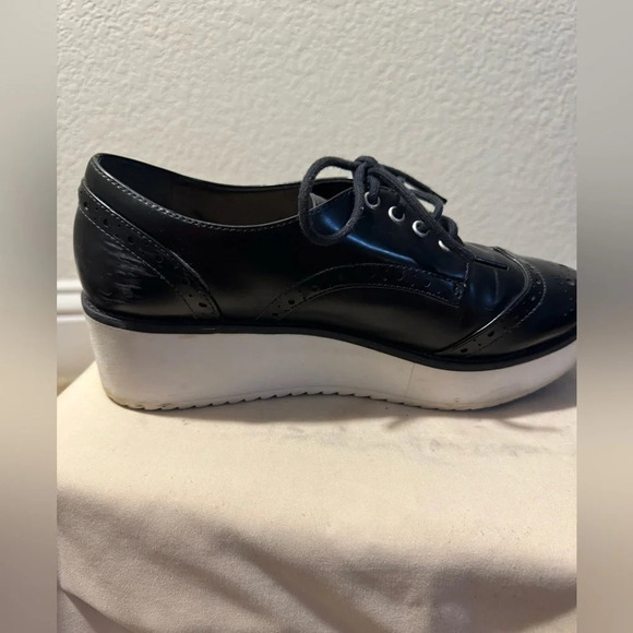 Schutz Black leather platform oxfords- Size 6
Made in Brazil - Picture 4 of 9